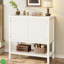 Console moderne avec armoire d'entrée blanche avec portes à motif ondulé et tablette ouverte