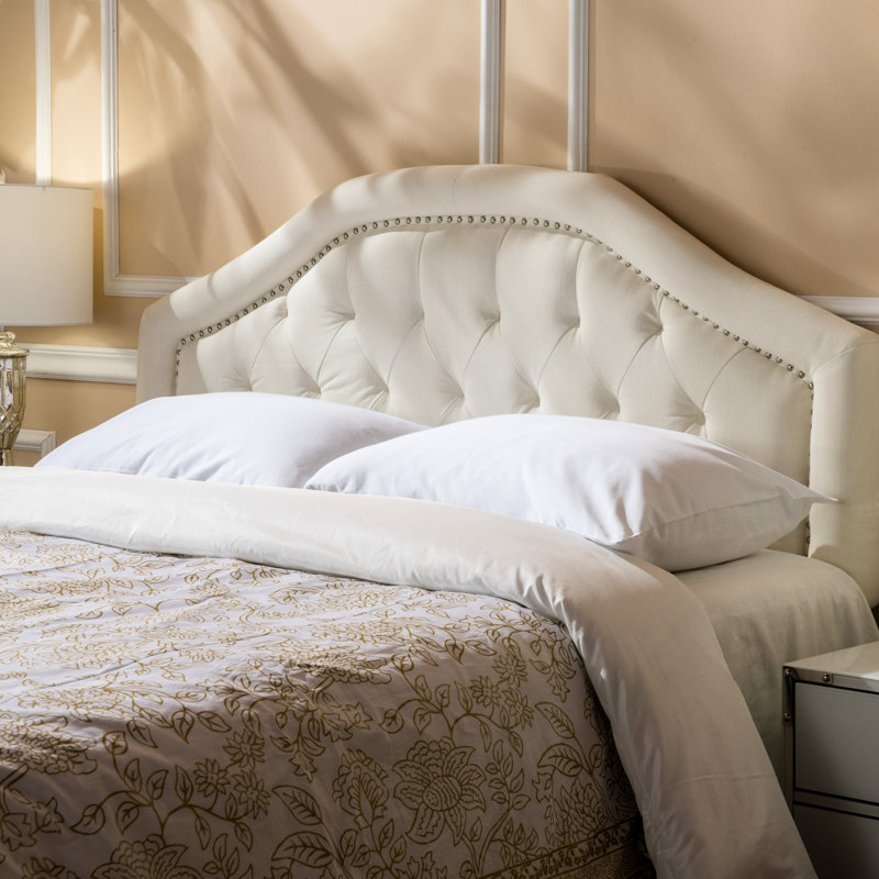 Grande et grande tête de lit de style contemporain, revêtue d'un ornement en point de diamant, décorations cloutées, tissu requis pour l'assemblage des chambres