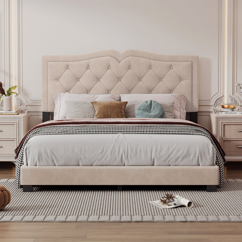 Lit moderne grand format, revêtu de velours beige avec tête de lit et rivets, et stable, velours de lit sans sommier, décoration, stable, nécessaire