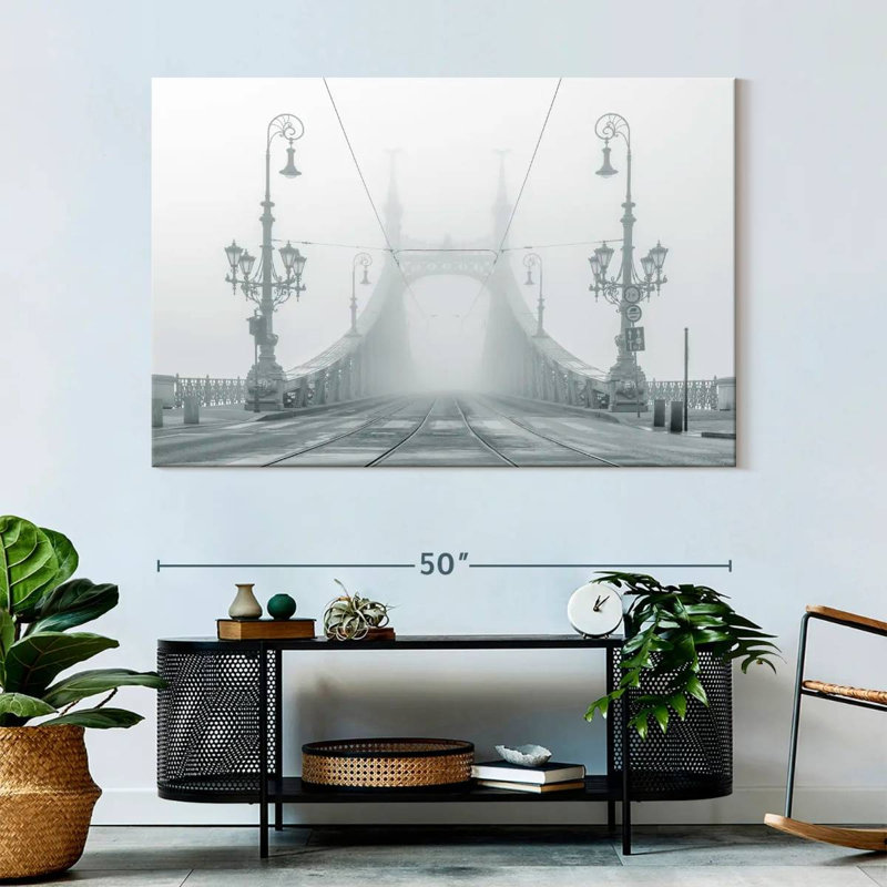 Lilie Foggy Liberty Bridge, H 34 po x l 51 po