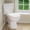 Toilette d'angle compacte pour salle de bain d'angle avec double chasse au sol et deux pièces avec siège allongé