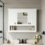 Armoire de rangement murale à miroir avec tablette ouverte