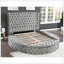 Grand lit de rangement capitonné en bois gris