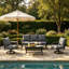 Ensemble de patio extérieur en métal pour 5 personnes avec deux tables et coussins Nickita-218102657