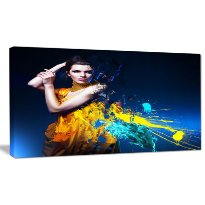 Femme sexy dans de longues robes jaunes - impression sur toile tendue