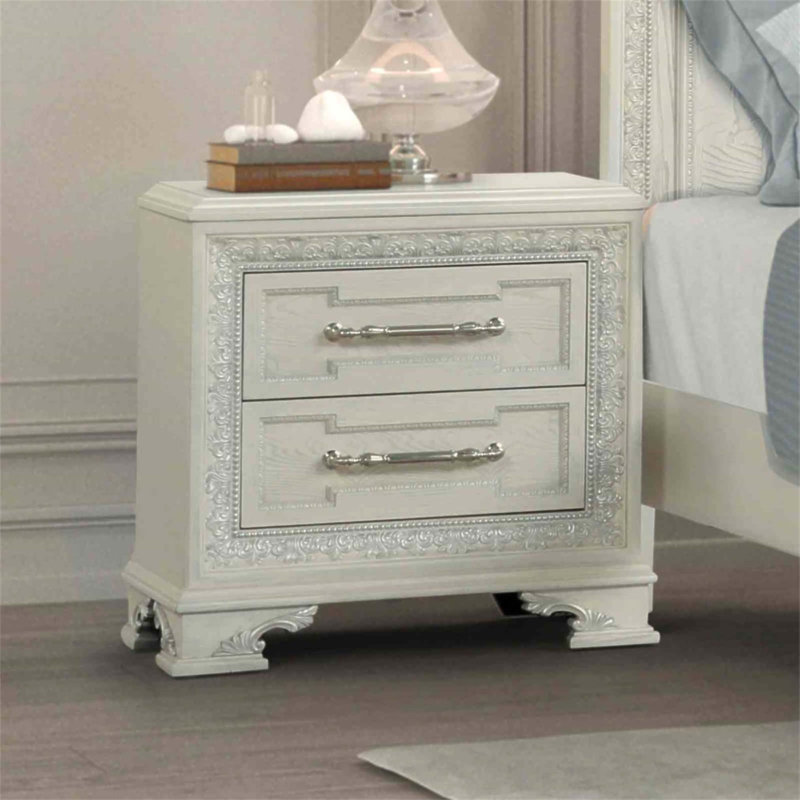 Table de chevet de style traditionnel avec ports USB, décorations ornées et tiroirs en queue d'aronde pour un décor de chambre à coucher élégant