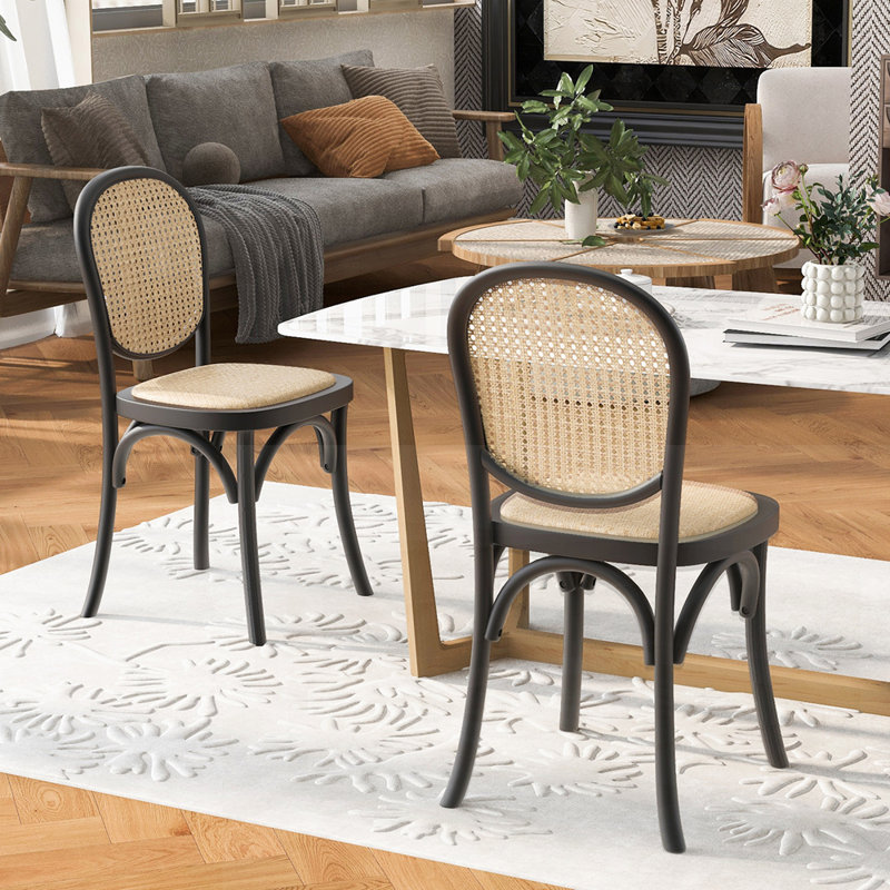 Élégantes chaises de salle à manger avec sièges rembourrés confortables et cadres en bois robustes, parfaites pour les cuisines modernes et traditionnelles.