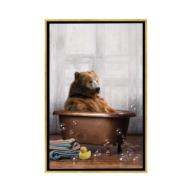 «Bear in the Tub», reproduction d'art graphique, H 26 po x l 18 po x 1,5 po, Toile encadrée d'or, Pas de tapis