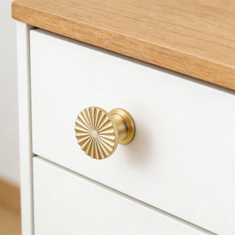 Boutons d'armoire rétro Sunburst, poignées de tiroir en alliage de zinc à finition laiton brossé pour commode, garde-robe, armoires de cuisine et quincaillerie de meuble