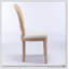 Chaise avec cadre en bois massif de style français avec peinture antique, tissu en lin et dossier en rotin pour une assise élégante