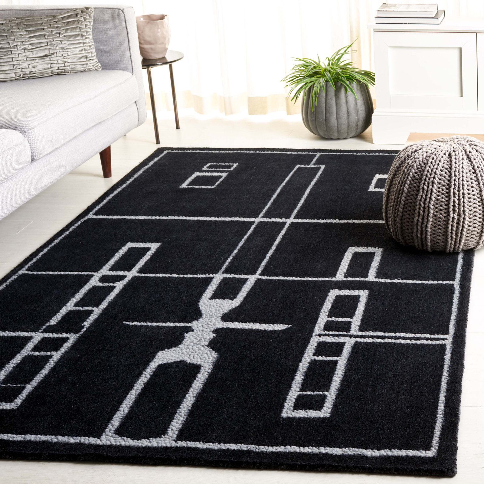 Murcia Handmade Wool Black Rug, Rectangle 4' x 6'