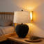 Lampe de table de style campagnard avec base de panier en jacinthe d'eau et abat-jour en lin gris clair, comprend une ampoule à DEL pour la décoration de chambre à coucher ou de salon bord de mer