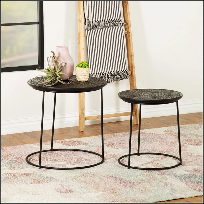 Ensemble de 2 tables gigognes noir mat avec plateau en bois de manguier embossé et design moderne