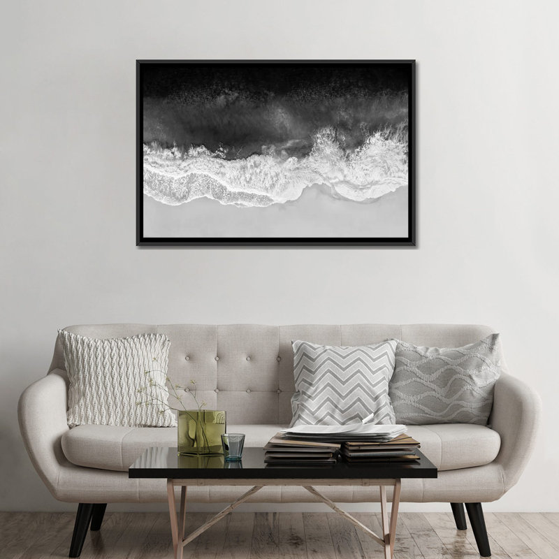 Vagues en noir, gris et blanc par Maggie Olsen, H 16 po x l 24 po, Noir, Impression encadrée