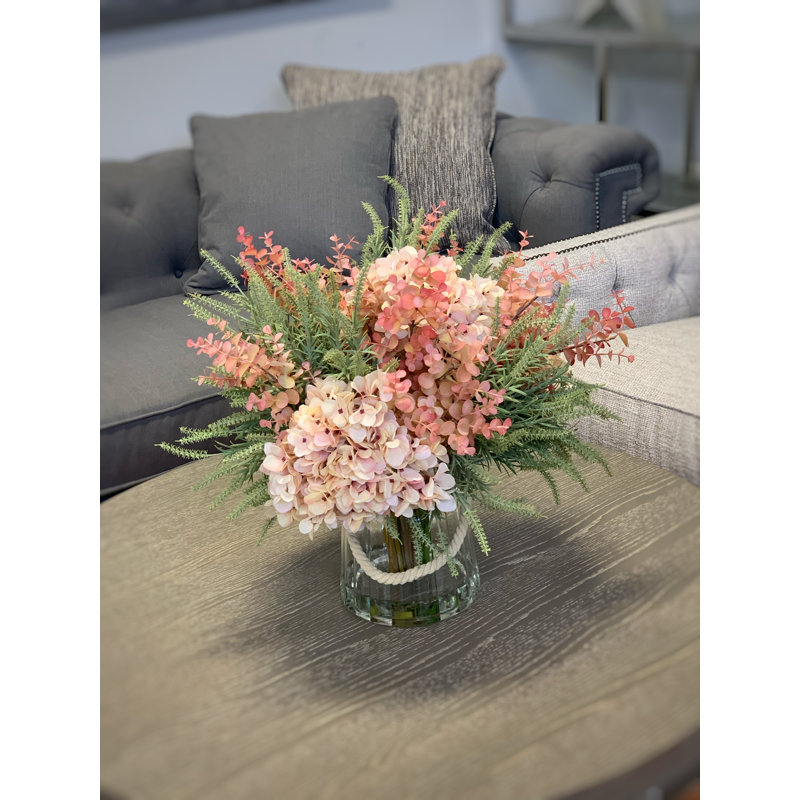 Arrangements floraux mixtes dans un vase