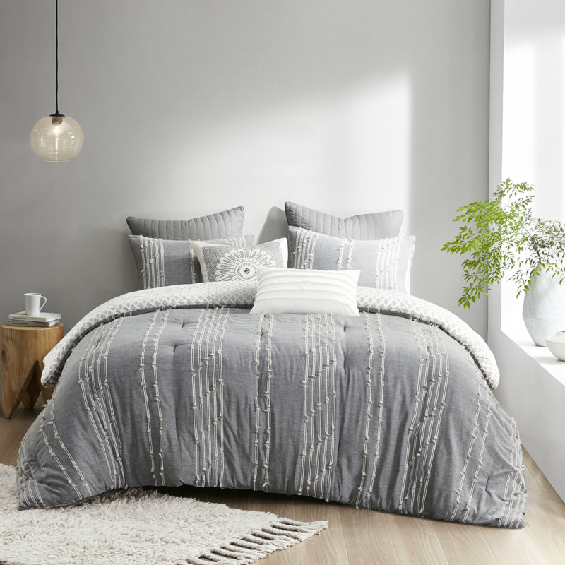 Lit double en coton gris. 100% coton. Couleur brodée sur fond gris. Revers gris avec imprimé. Barre cachée. 2 taies décoratives assorties. Lavable à la machine. Édredon double. Tissu. Rayures