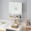 Armoire murale moderne à double porte vitrée cintrée de 60 cm (23,6 po) avec barre porte-serviettes et étagère ouverte, blanche