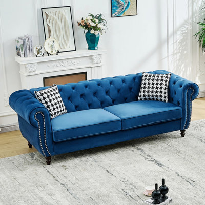 Canapé rembourré trois places de style Chesterfield avec garniture cloutée pour le salon ou le bureau