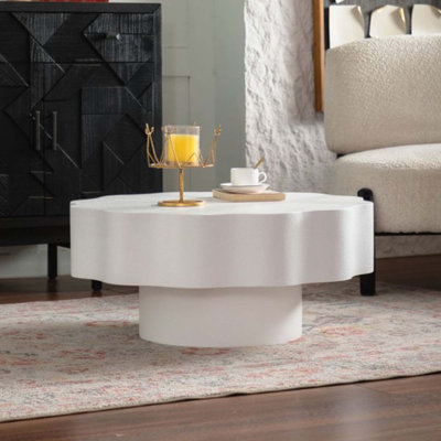 Élégante table basse festonnée à forme ondulée unique pour une utilisation polyvalente et une construction stable et stable avec une installation minimaliste