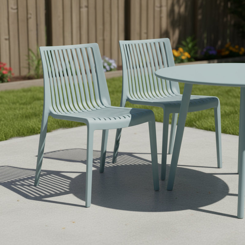 Ensemble de deux chaises d'appoint d'extérieur empilables en plastique bleu bébé