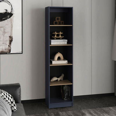 Bibliothèque Slim 5 en chêne naturel et bleu marine pour la chambre à coucher ou le bureau de style compact, convenant à une gamme d'articles comme des livres, des plantes, des photos encadrées, des dimensions précises, une efficacité d'espace, une