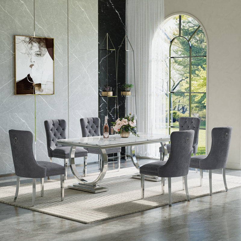 Ensemble de salle à manger moderne - table de 70 po avec base en acier inoxydable et chaises en velours, Blanc / argenté