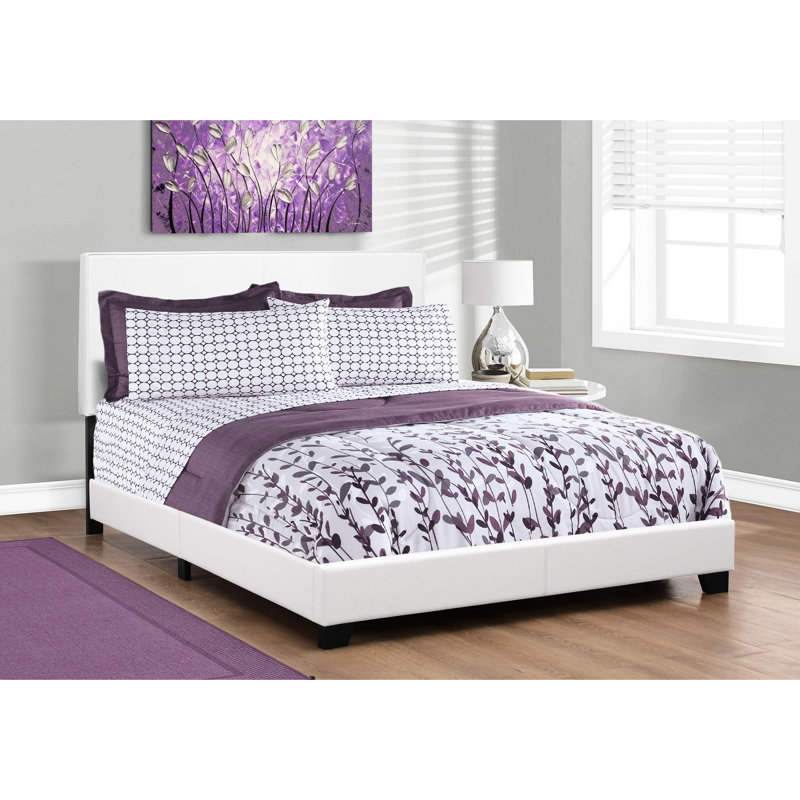 Grand lit avec tête de lit tapissier, décor blanc pour chambre à coucher, ajoute de la classe à