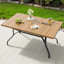Table de salle à manger d'extérieur avec trou pour parasol et texture semblable au bois