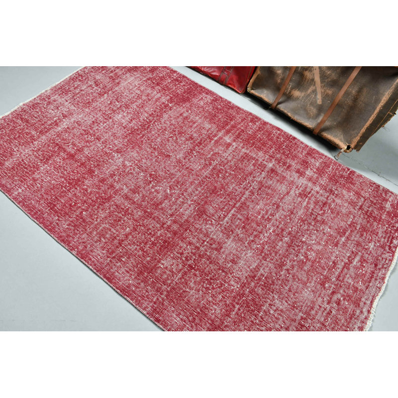 Un tapis turc rétro fabriqué à la main en rouge offre un style anatolien authentique pour une décoration de sol unique
