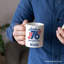 Tasse America 1776 Land of the Free, cadeau rétro du 4 juillet avec nom personnalisé