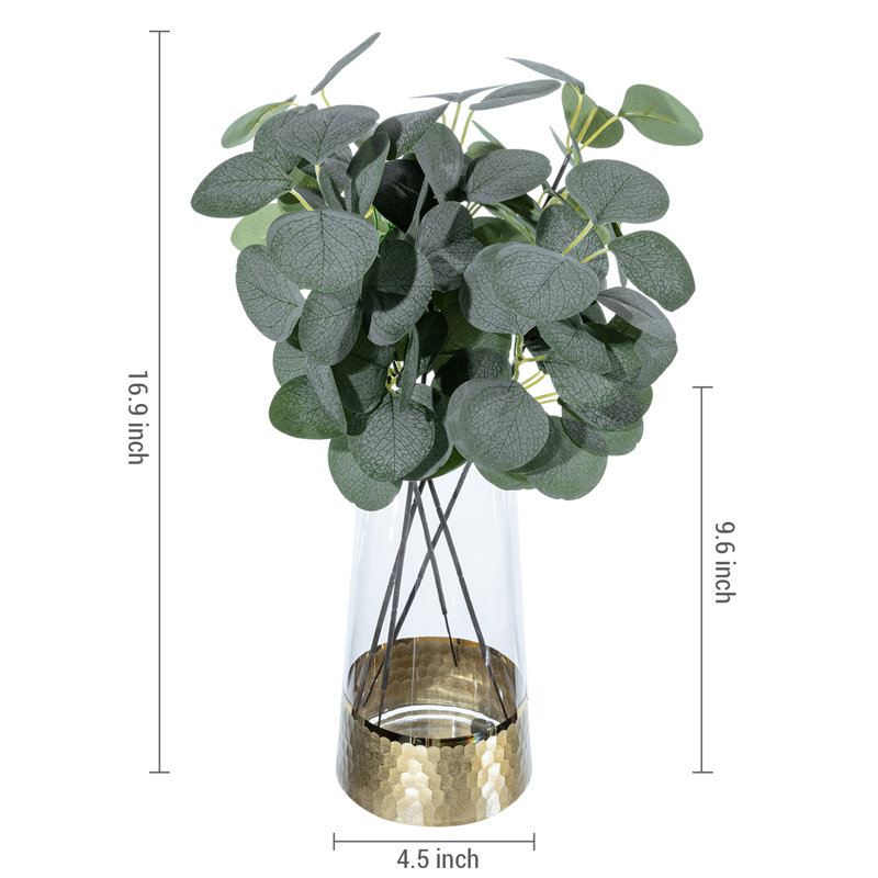 Faux plantes d'eucalyptus dans un vase en verre