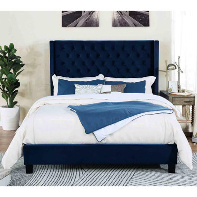 Structure de lit très grand bleu marine avec base en bois massif, revêtement en velours, tête de lit à boutons et design à oreilles pour tête de chambre à coucher