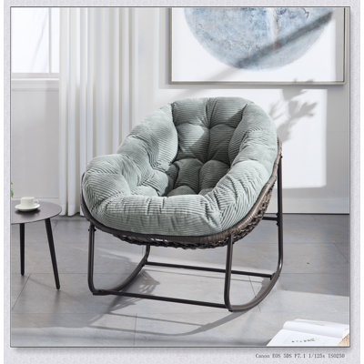 Chaise berçante en rotin d'extérieur durable avec coussin rembourré pour un confort et une détente ultimes sur le porche, le patio ou le jardin