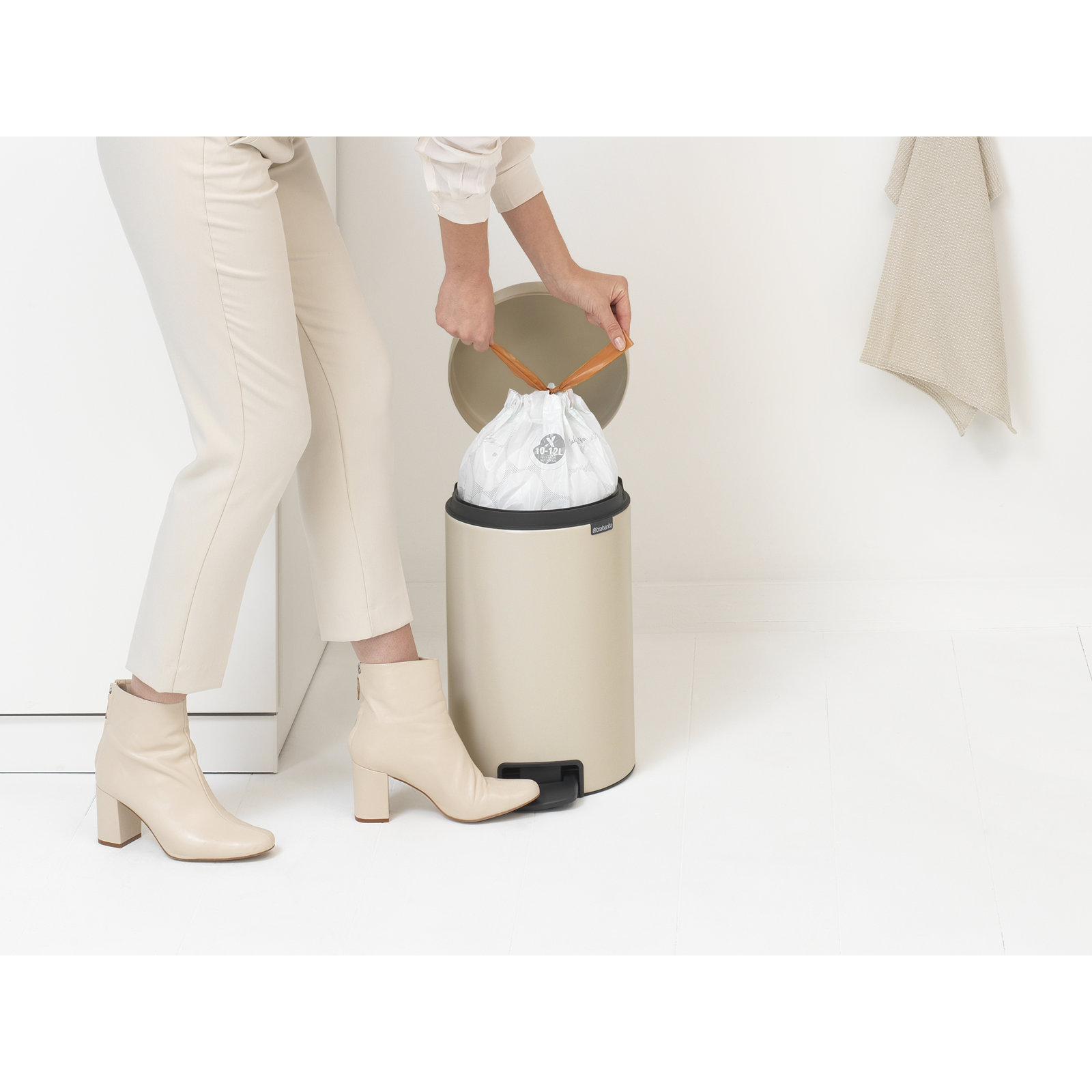 Brabantia Newicon Step On Trash Can, 3.2 Gallon (12 Liter), Soft Beige
