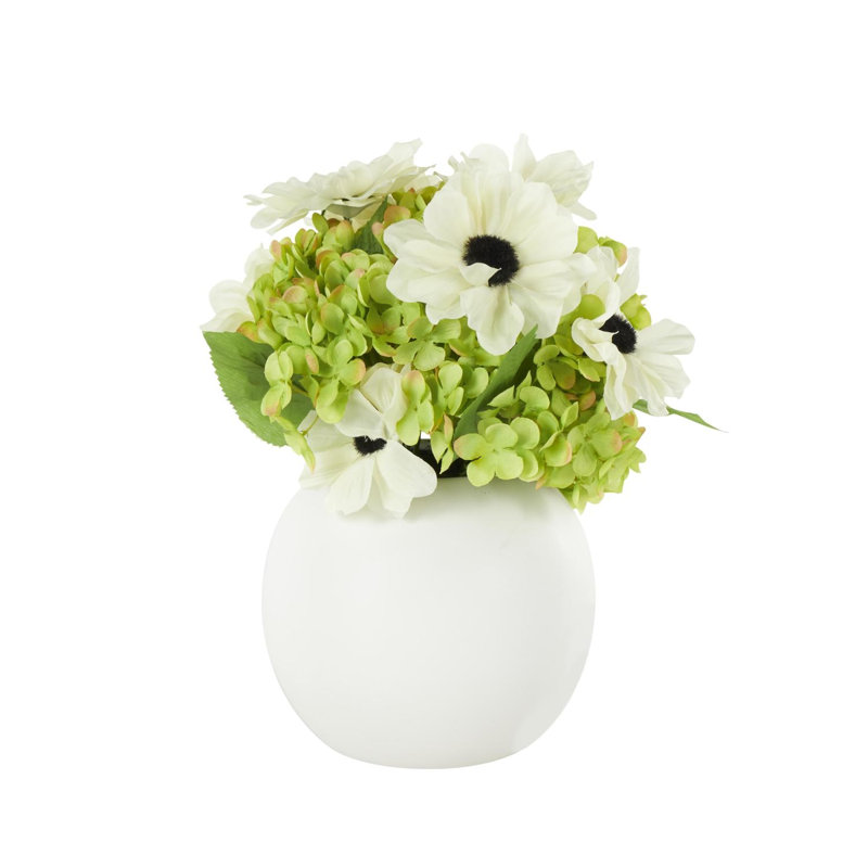 Cole et feuillage naturel en tissu gris avec feuilles vertes et vase rond en céramique