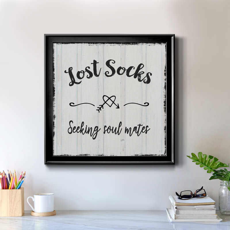 «Lost Socks», art textuel sur toile, H 26,5 po x l 26,5 po x P 1,5 po, Cadre noir