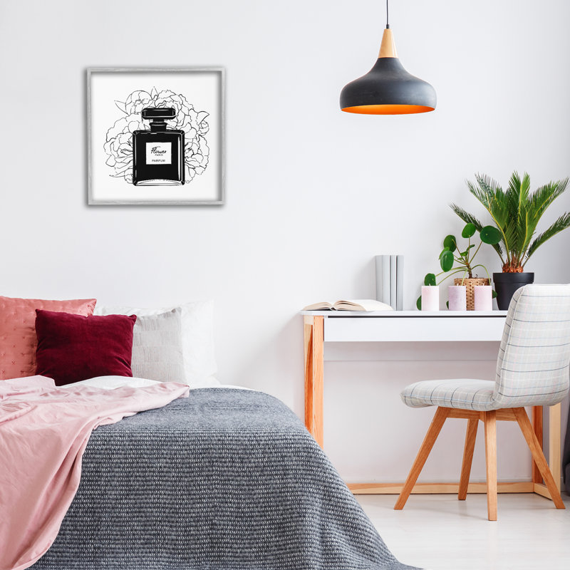«Black Perfume & Roses», estampe numérique encadrée par Martina Pavlova, Estampe numérique Farmhouse, H 24 po x l 24 po