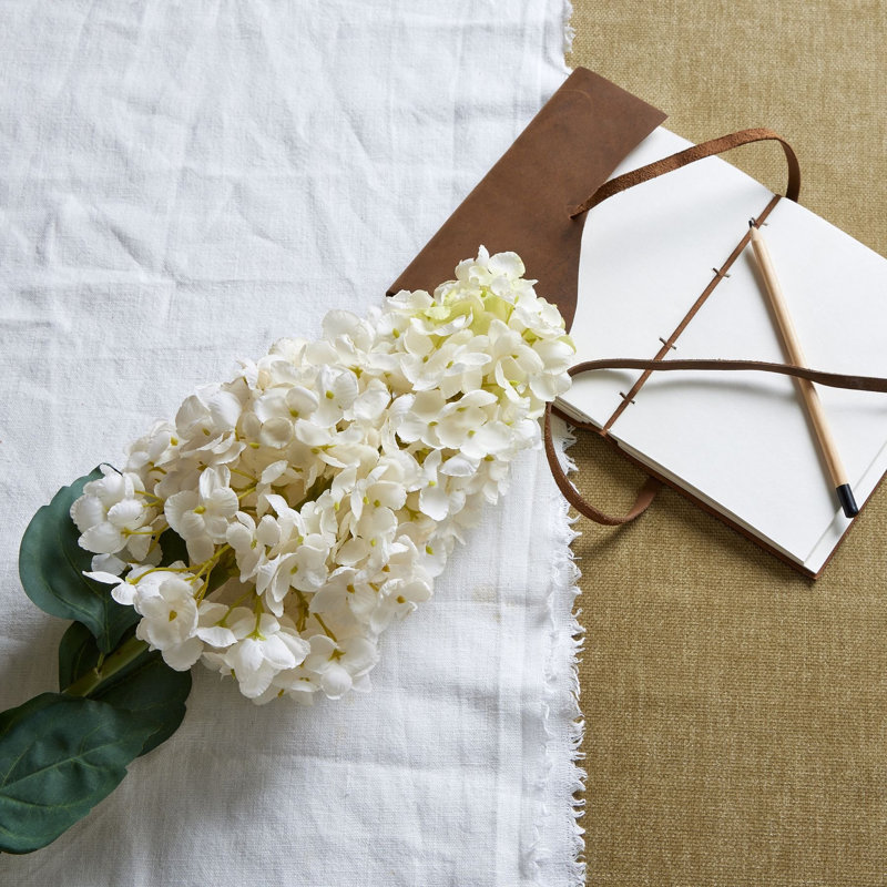 Arrangement, White