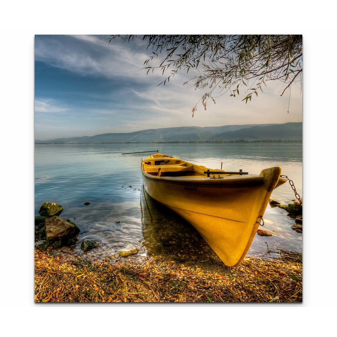 Leinwandbild Gelbes Boot am Ufer