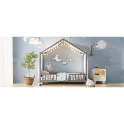 Lit au sol avec auvent - Maison simple, toit en bois gris, structure stable pour assurer votre sommeil