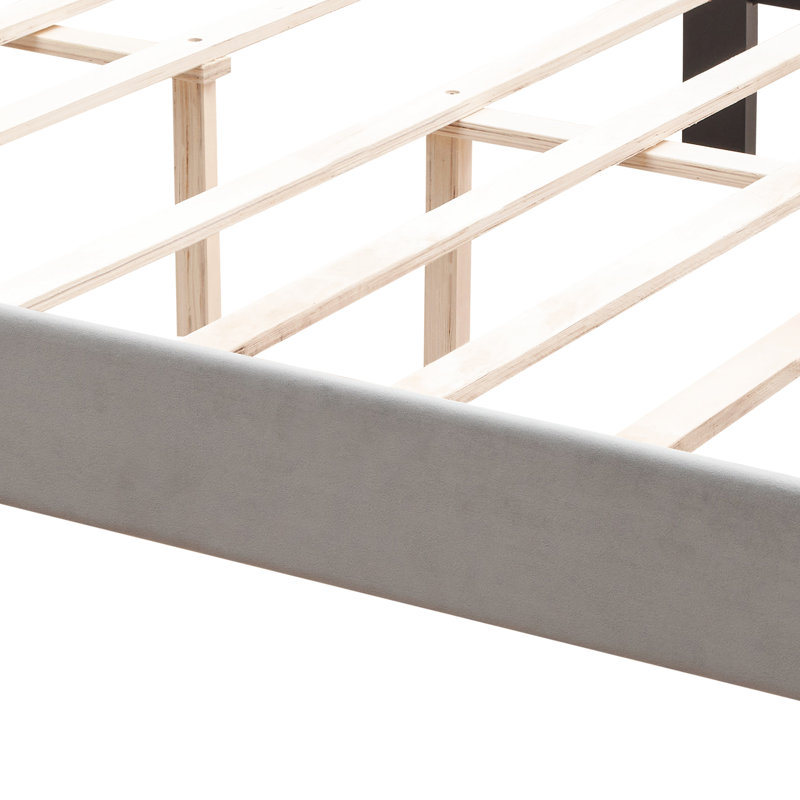 Grand lit plateforme tapissier en velours gris à boutons