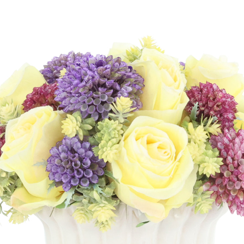 Centre de table printanier avec roses et dahlias