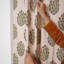 Rideau en lin gris et moutarde à motif floral imprimé à la main Guldasta-779351943