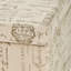 Rangement en tissu de lin beige, structure en bois, finition traditionnelle et tendance avec housse, détails décoratifs