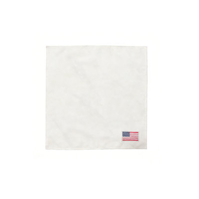 Nappe et napperons brodés avec cœurs