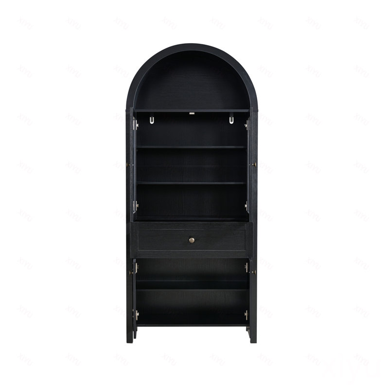Armoire en forme de dôme, noire, faite de matériaux de haute qualité et de fabrication ancienne, avec un grand espace de rangement