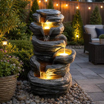 Fontaine d'extérieur avec cascade de pierres empilées et lumières DEL