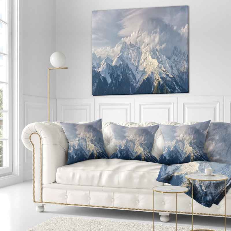 Coussin Schafer Landscape Ushba Peak in Clouds, 16 po x 1 po, Coussin décoratif