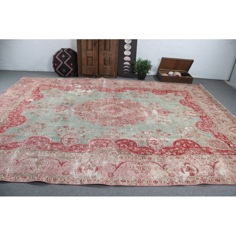 Tapis turc rétro rouge et vert pour un look de salon classique avec une finition usée organique