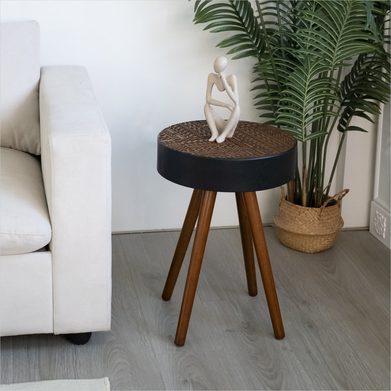 Table d'appoint ronde avec plateau sculpté noir foncé et brun, idéale pour les petits salons ou les chambres à coucher